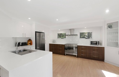 Macmasters Beach House | Treehouse on Stone - Large Family Home