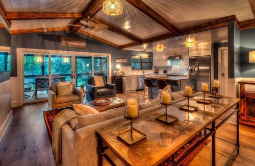Blairsville Cabin | Treehouse on the Lake - Pet Friendly | Private Dock | Lake Nottely