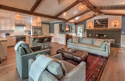 Blairsville Cabin | Treehouse on the Lake - Pet Friendly | Private Dock | Lake Nottely