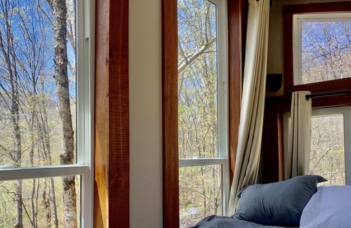 Stockbridge House | Treehouse-One of a Kind , AC, tubing, fire table, fire pit, 20 min to Killington