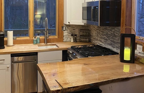 Stockbridge House | Treehouse-One of a Kind , AC, tubing, fire table, fire pit, 20 min to Killington