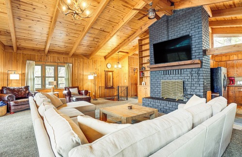 Massanutten Cottage | Treehouse-style Cabin, 1 Mi to Massanutten Resort