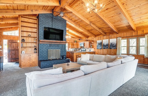 Massanutten Cottage | Treehouse-style Cabin, 1 Mi to Massanutten Resort