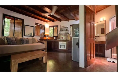 Mal Pais Cottage | Treehouse walk to beach