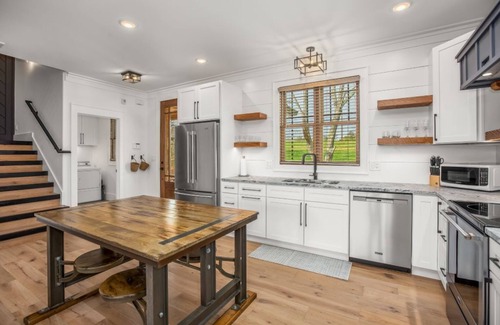 King House | Treetop - 3 King Suites- sister property next door #1559015