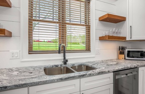 King House | Treetop - 3 King Suites- sister property next door #1559015