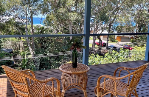 Bulli Tops Apartment | Treetop Beach Apartment 2 Coledalen3 mins walk to beach