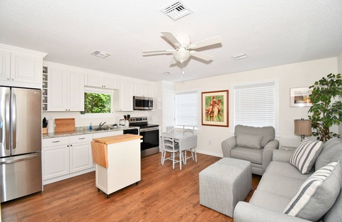 Mount Dora House | Treetop Cottage Walking Distance to Downtown