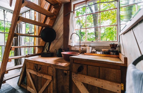 Flintstone House | Treetop Hideaways: Luna Loft Treehouse