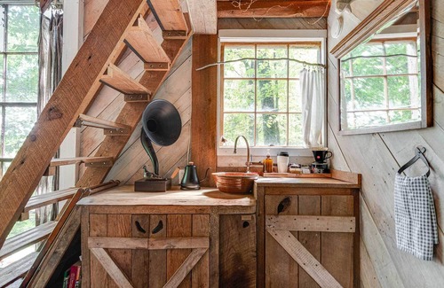 Flintstone House | Treetop Hideaways: Luna Loft Treehouse