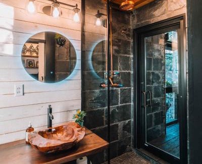 Chattanooga Ski Chalet | Treetop Hideaways: Wood Lily Treehouse in Chattanooga
