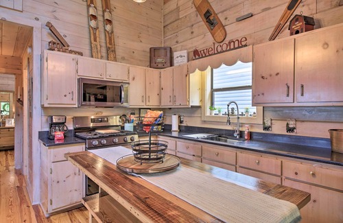 Hidden Lake Cabin | Treetop Hideout w/Long-Range Mountain Views!