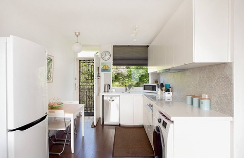 Bronte Apartment | Treetop Retreat Five Minute Stroll To The Beach