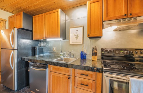 Bend Condo | Treetop Retreat w/Resort Amenities