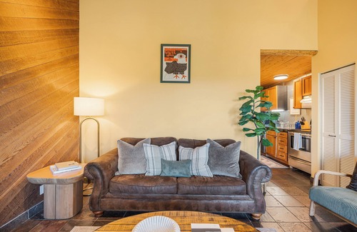 Bend Condo | Treetop Retreat w/Resort Amenities