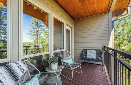 Bend Condo | Treetop Retreat w/Resort Amenities