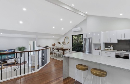 Hardys Bay House | Treetop's on the Bay