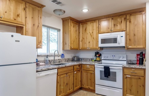Mariposa Cottage | Treetop Villa, Charming cottage on 100 acres with WiFi and AC in serene Mariposa