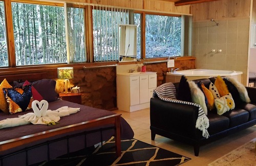 Flaxton Cabin | Treetops Accommodation Montville