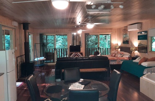 Flaxton Cabin | Treetops Accommodation Montville
