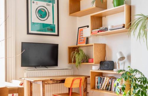 Maenporth Apartment | Treetops - Characterful flat with parking, close to beach
