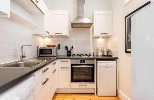 Maenporth Apartment | Treetops - Characterful flat with parking, close to beach