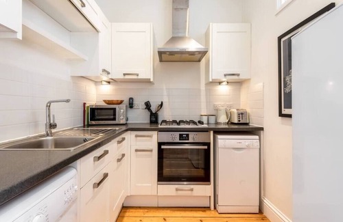 Maenporth Apartment | Treetops - Characterful flat with parking, close to beach