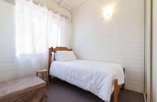 Glenelg North Apartment | Treetops getaway with free wine