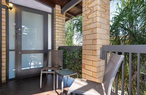 Glenelg North Apartment | Treetops getaway with free wine