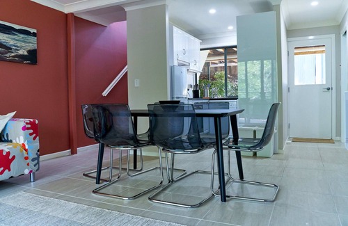 Maleny Apartment | Treetops Haven- Bushland setting a short stroll to Maleny Centre