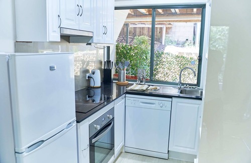 Maleny Apartment | Treetops Haven- Bushland setting a short stroll to Maleny Centre