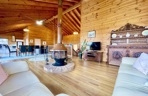 Katoomba House | Treetops Retreat Katoomba - Timber Lodge, 4 Bedrooms, 2.5 Bathrooms, A/C, Central Heating, Firepit, Escarpment Views