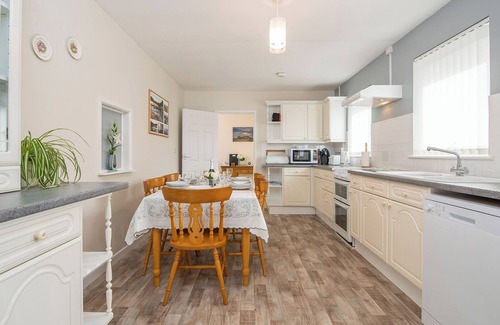 Goodwick Cottage | Trefisheg Bungalow, Holiday home Strumble Head, Sleeps 6, 3 bedrooms, bathrooms