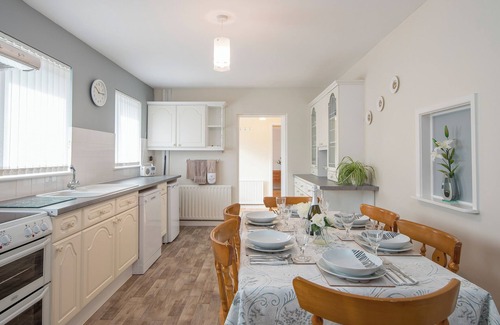 Goodwick Cottage | Trefisheg Bungalow, Holiday home Strumble Head, Sleeps 6, 3 bedrooms, bathrooms