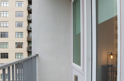 SoNo Apartment | Trendy 2 Bed apartment located in SoNo neighborhood