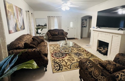 Toledo House | Trendy 3 Bedroom Residential Home with a taste of beauty!