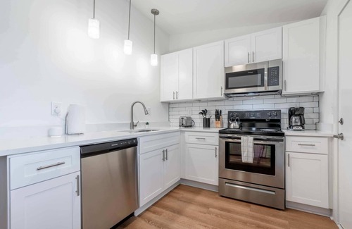 Lindridge-Martin Manor Apartment | Trendy and Sophisticated 1-Bedroom Apartment!