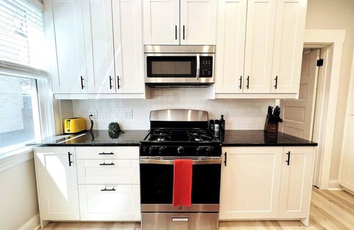 Lyn-Lake Apartment | Trendy and Stylish 3BR Uptown Unit