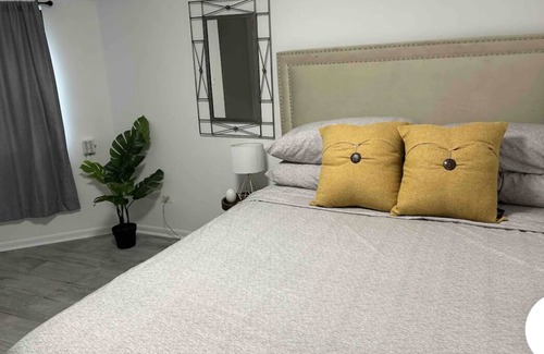 Douglas Condo | Trendy apt near McCormick Place & Wintrust Arena