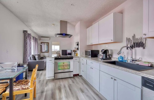 King Apartment | Trendy Area Walk Everywhere 1BR Sleeps 4