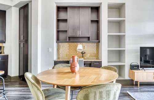 North Burnet Apartment | Trendy Domain 2BR w/Gym, Pool & W/D, nr restaurants, by Blueground