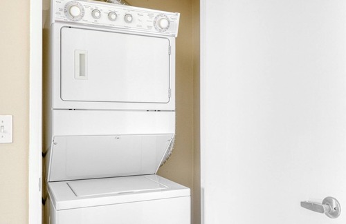 Chinatown Apartment | Trendy Downtown 1BR w/ Pool, W/D & Gym, near Broad Museum, by Blueground