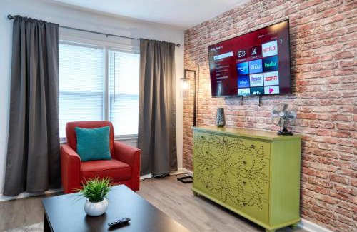 Charlotte Apartment | Trendy Escape ◉ California King bed awaits!