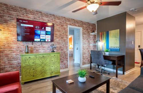Charlotte Apartment | Trendy Escape ◉ California King bed awaits!