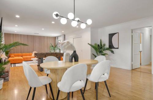 The Plaza House | Trendy Getaway - Hot Tub - Putt Putt - Games