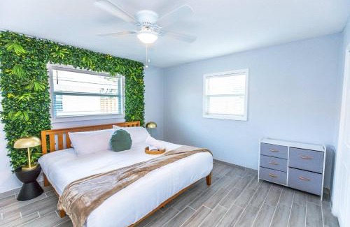Central Sarasota House | Trendy Home By Jet Skis, Parks & Art Hotspots
