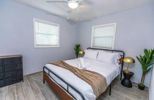 Central Sarasota House | Trendy Home By Jet Skis, Parks & Art Hotspots