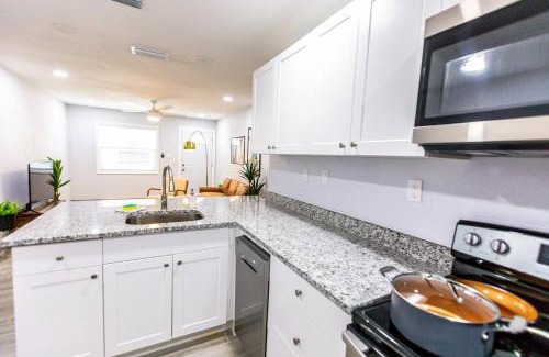 Central Sarasota House | Trendy Home By Jet Skis, Parks & Art Hotspots