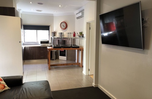 Golden Point House | 'Trendy Inner City Cottage with all the modern conveniences - Central Cottage'