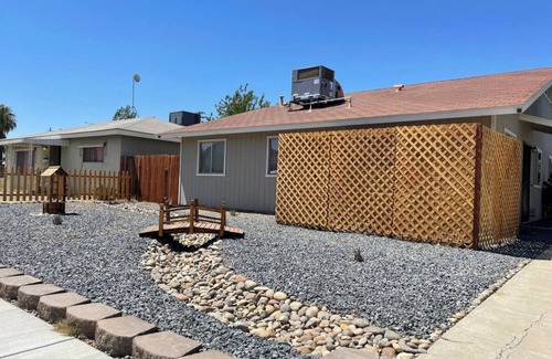Coalinga House | Trendy Ivy 2-bedroom Apartment near Downtown Coalinga